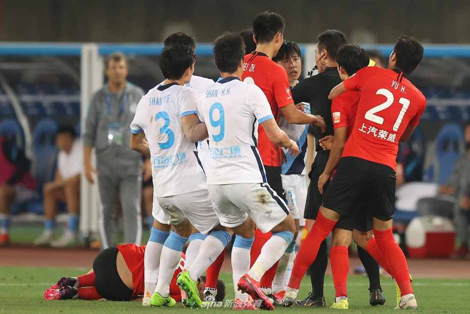 新浪直击上海海港3-0大连人