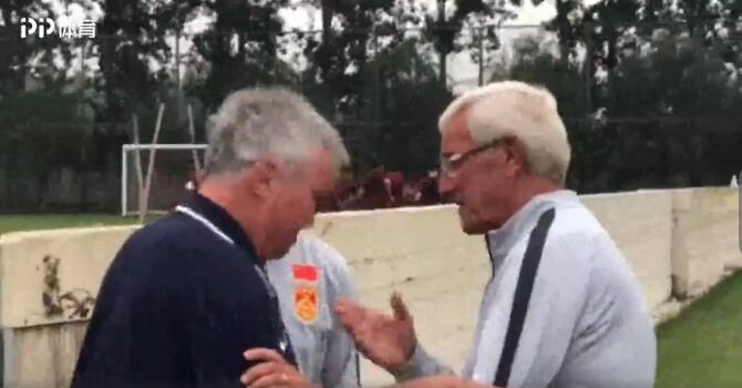 时任国足主帅的里皮与时任国奥主帅的希丁克见面