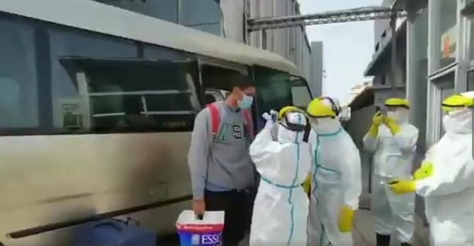 费莱尼接受体温检测