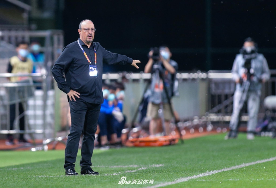 贝尼特斯指挥比赛