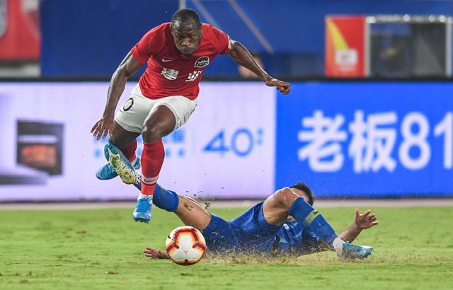 《鱼跃突击》 李博(新华社)