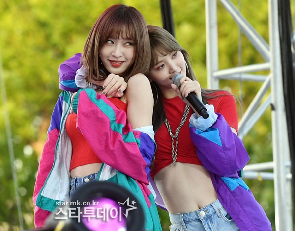 韩国性感女团露香肩助阵世界杯