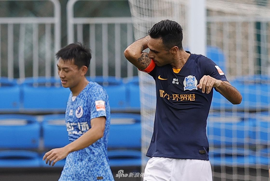 扎哈维亲吻队长袖标