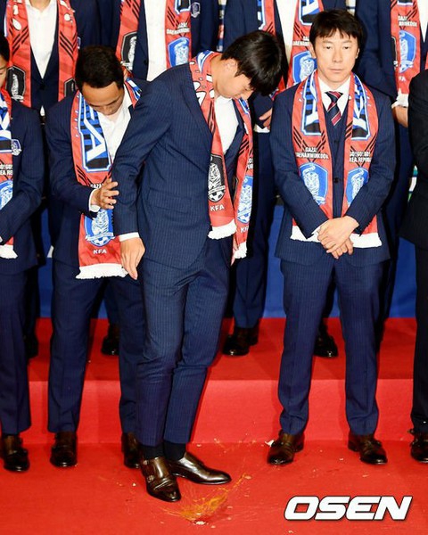 韩国队出局回国被球迷扔鸡蛋