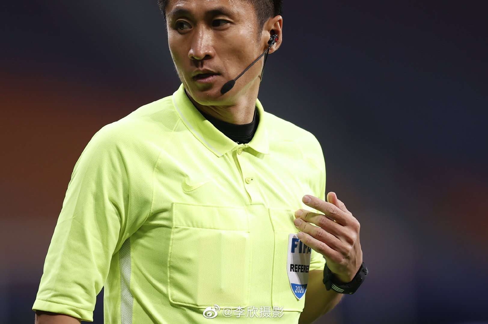 新浪现场直击史上压力最大裁判组 马宁镇定自若