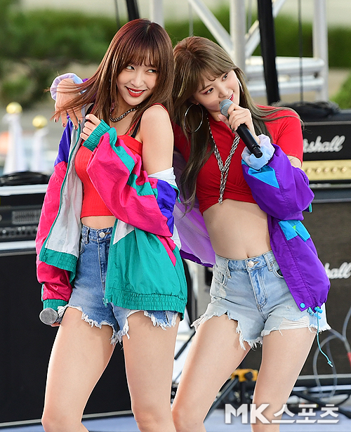 韩国性感女团露香肩助阵世界杯