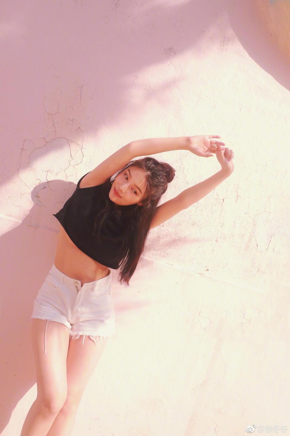 徐冬冬上传魅惑写真助阵世界杯