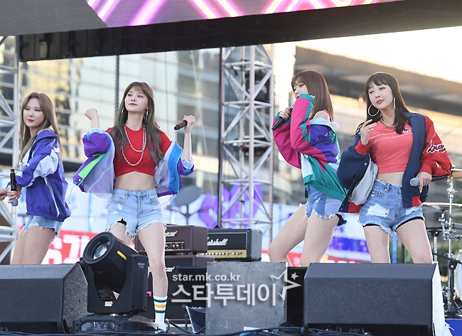 韩国性感女团露香肩助阵世界杯