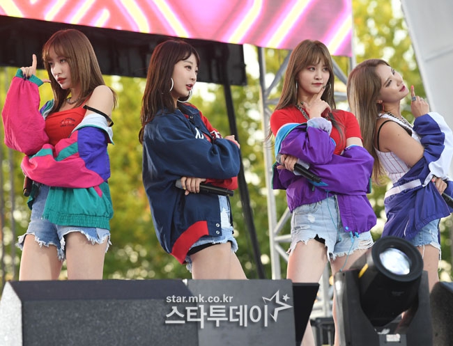 韩国性感女团露香肩助阵世界杯