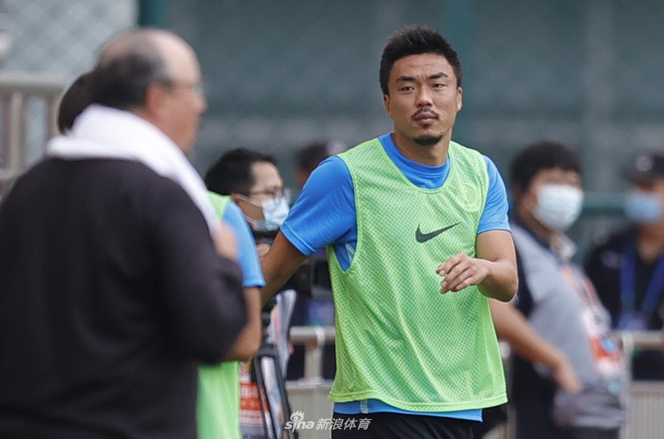 赵旭日正在热身