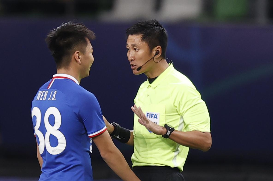 新浪现场直击史上压力最大裁判组 马宁镇定自若