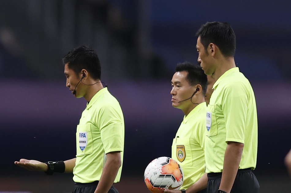 新浪现场直击史上压力最大裁判组 马宁镇定自若