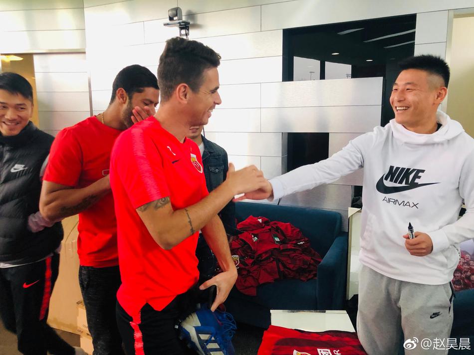 武磊回上港探望队友
