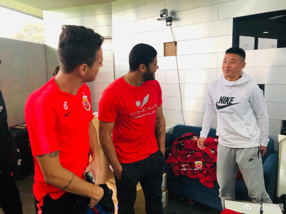 武磊回上港探望队友