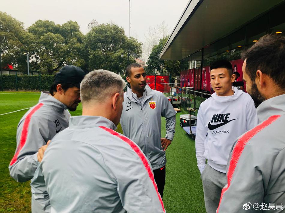 武磊回上港探望队友