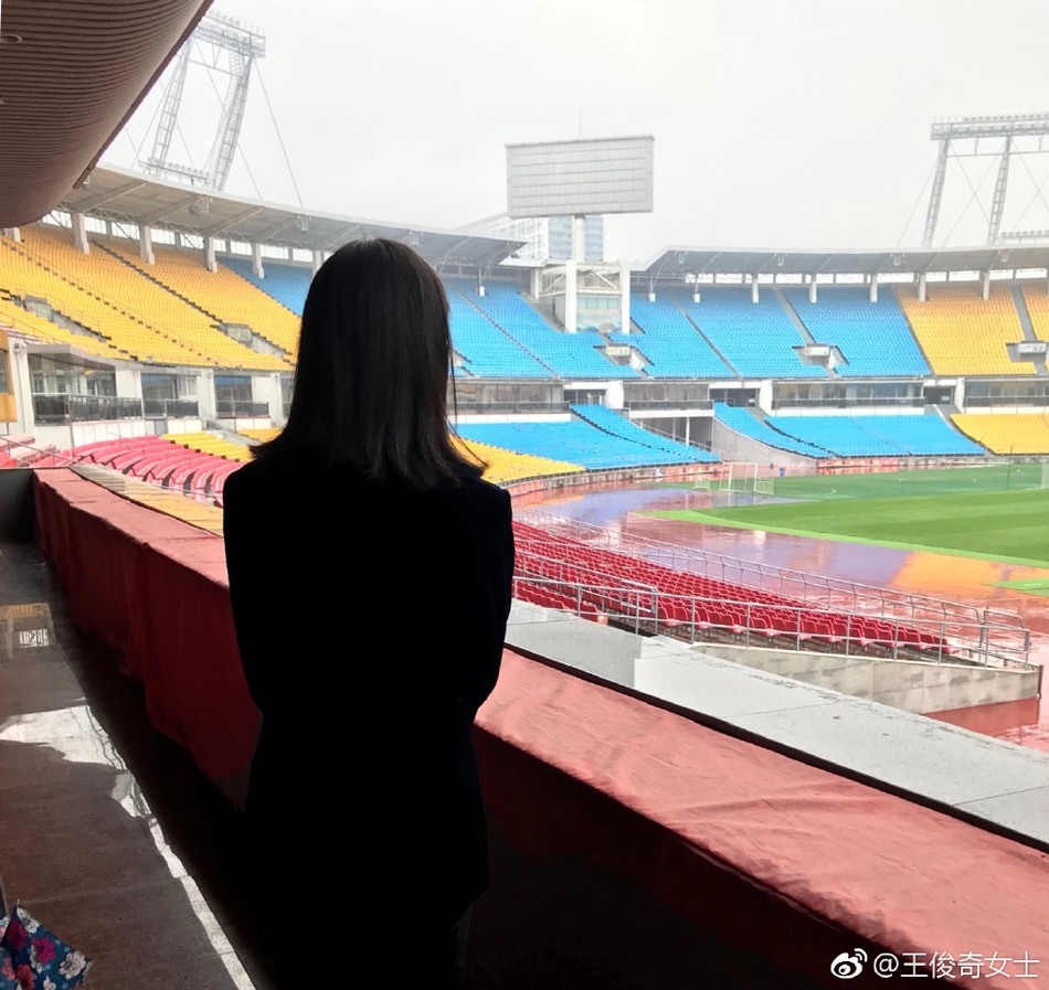 中乙欠薪队董事长竟是如此美女 艳冠中国足坛