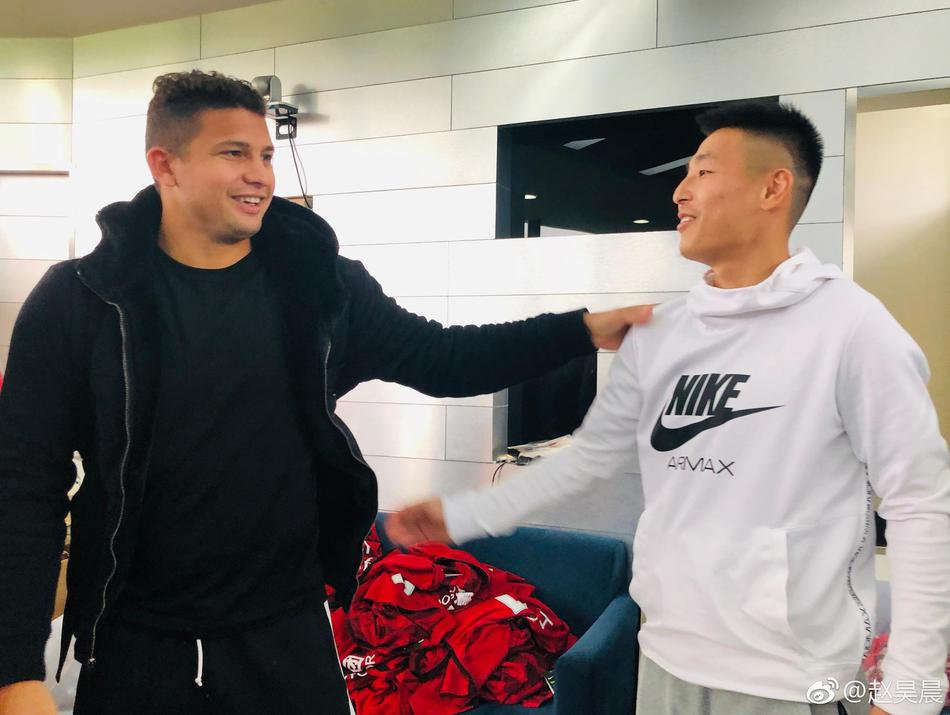 武磊回上港探望队友