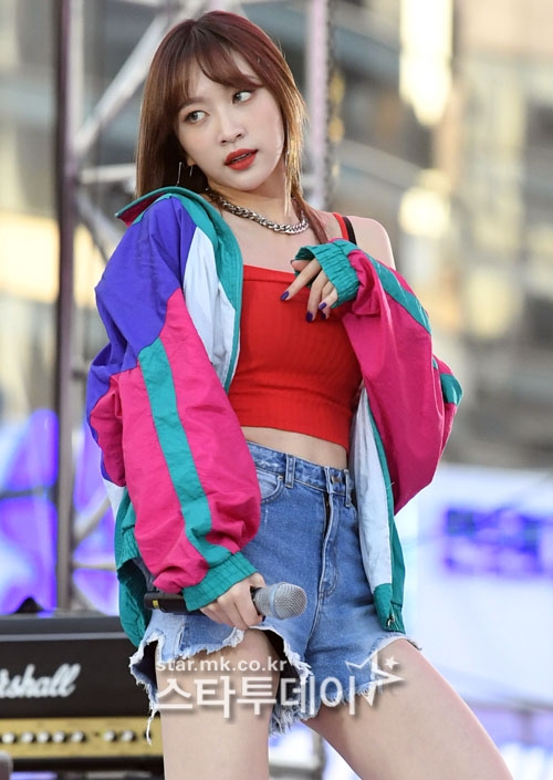 韩国性感女团露香肩助阵世界杯