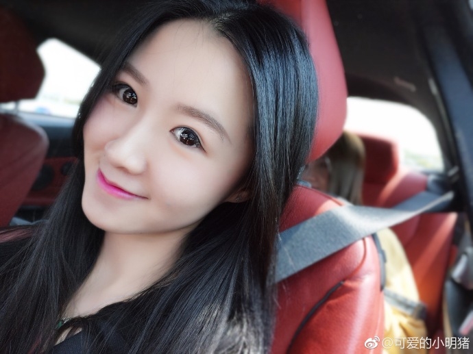 有这颜值才能当足球主播