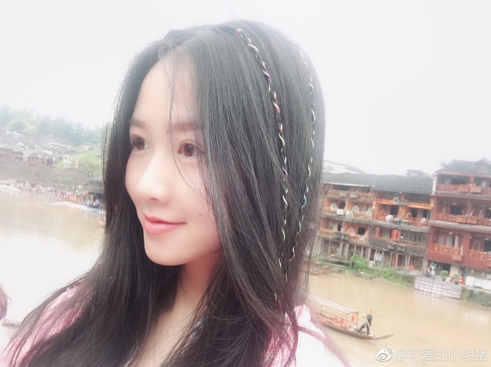 有这颜值才能当足球主播