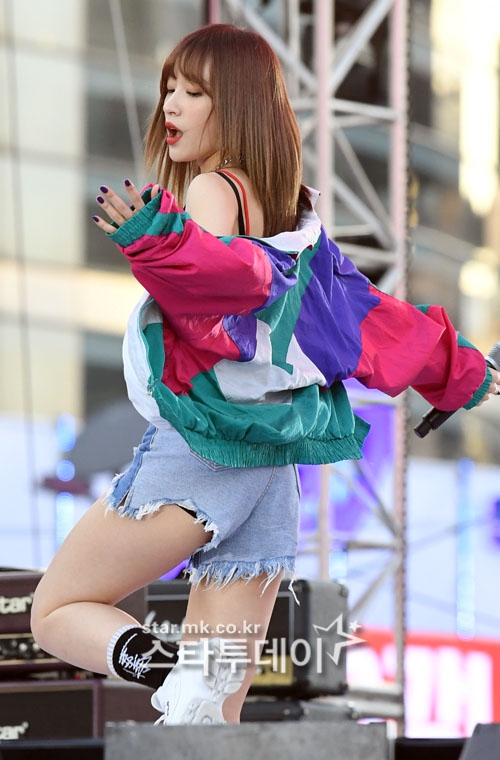 韩国性感女团露香肩助阵世界杯