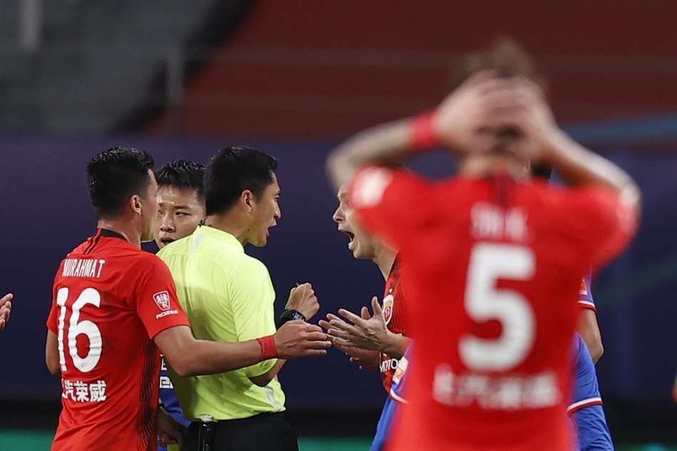 新浪现场直击史上压力最大裁判组 马宁镇定自若