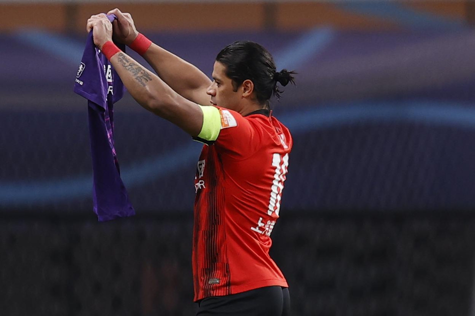 胡尔克点球破门举颜骏凌球衣