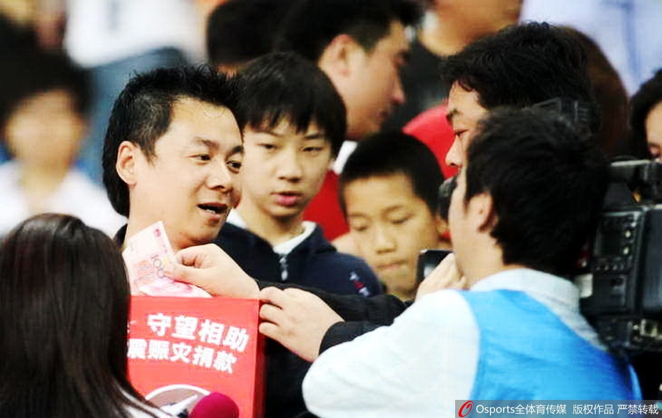 汶川地震后的中国足坛:助威标语飘满赛场 球队捐款