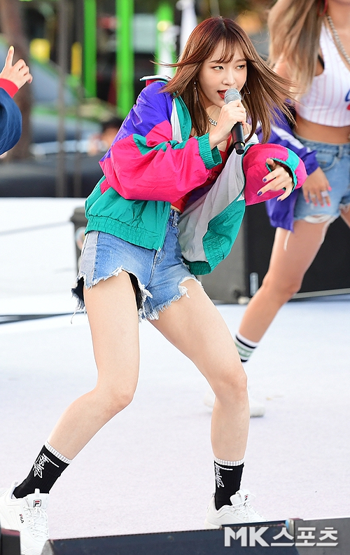 韩国性感女团露香肩助阵世界杯