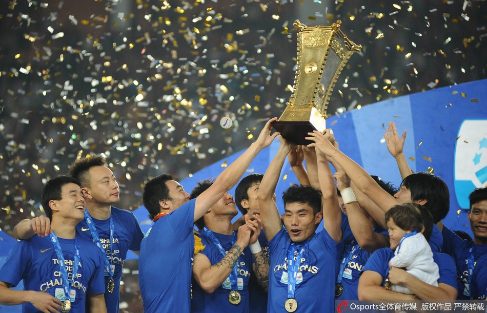 2012 郑智捧起足协杯冠军 1年收获3冠