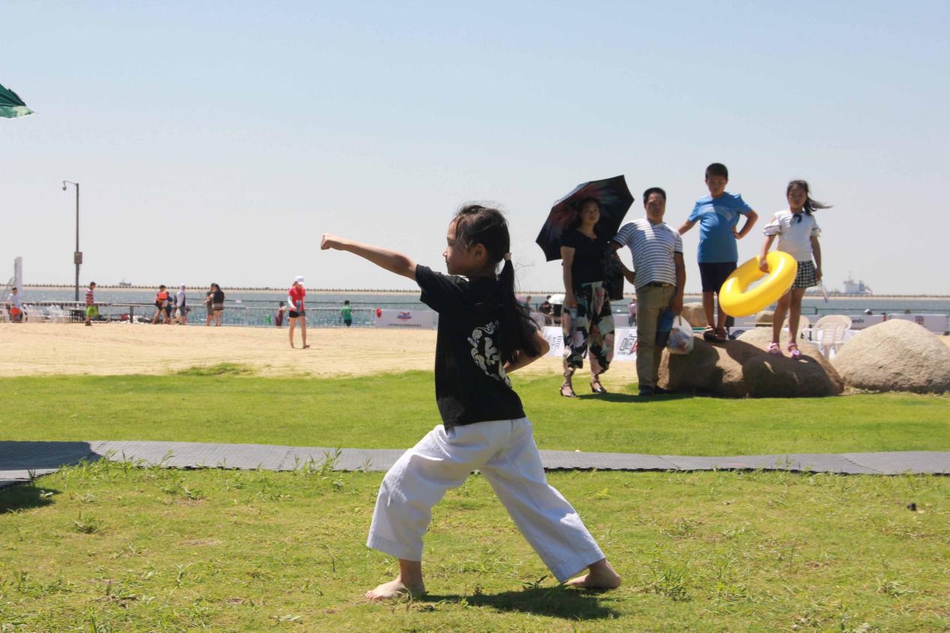 双丸子头美女助阵足金 翻版佟丽娅