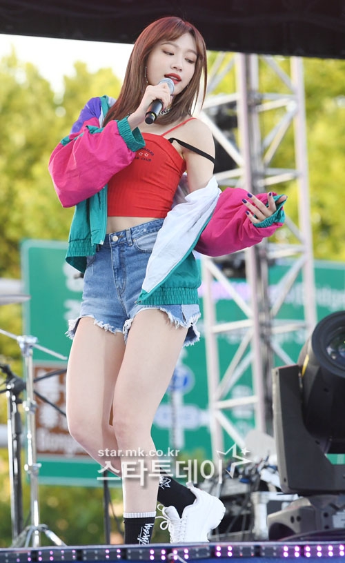 韩国性感女团露香肩助阵世界杯