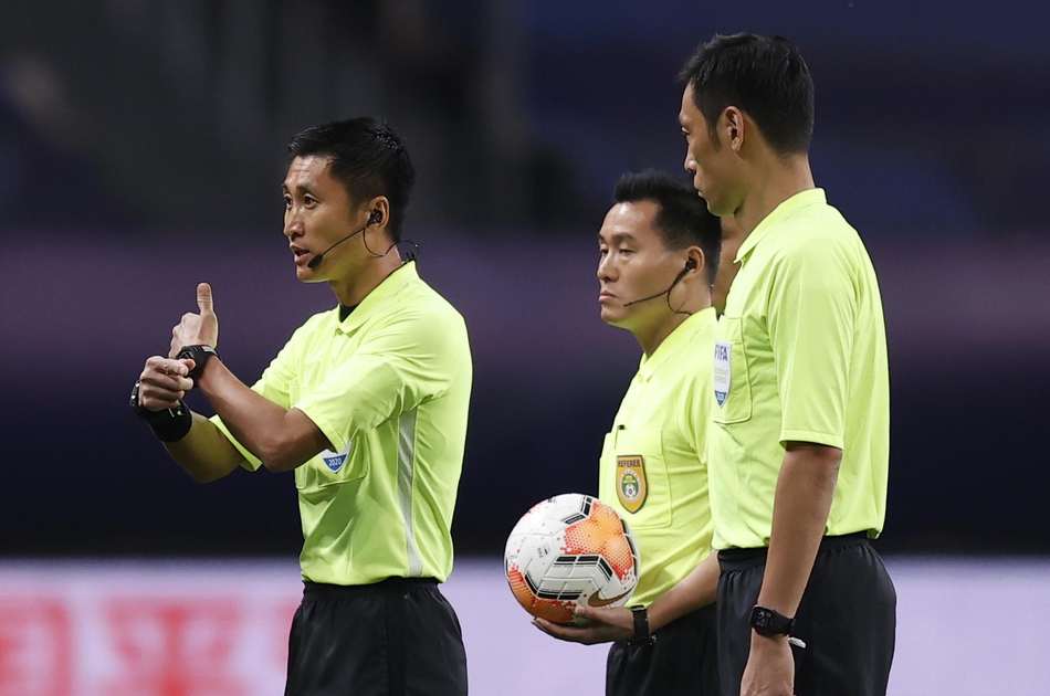 新浪现场直击史上压力最大裁判组 马宁镇定自若