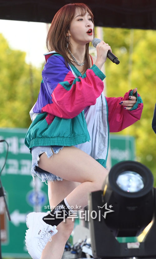 韩国性感女团露香肩助阵世界杯