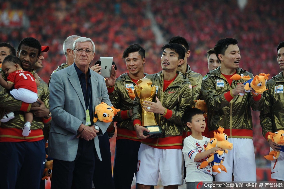 2013 郑智率恒大完成中超三连霸