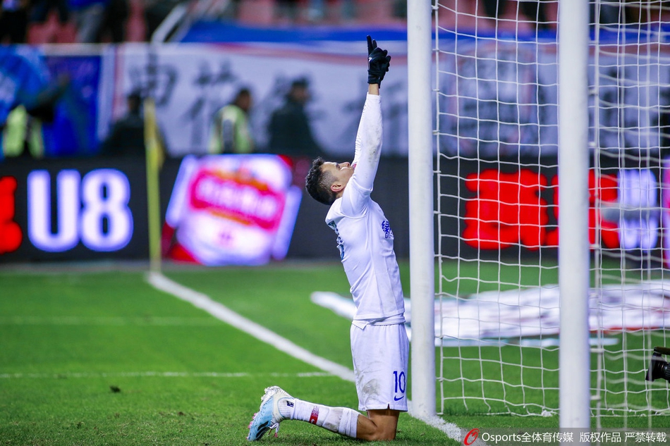 莫雷诺足协杯决赛后跪地谢球迷