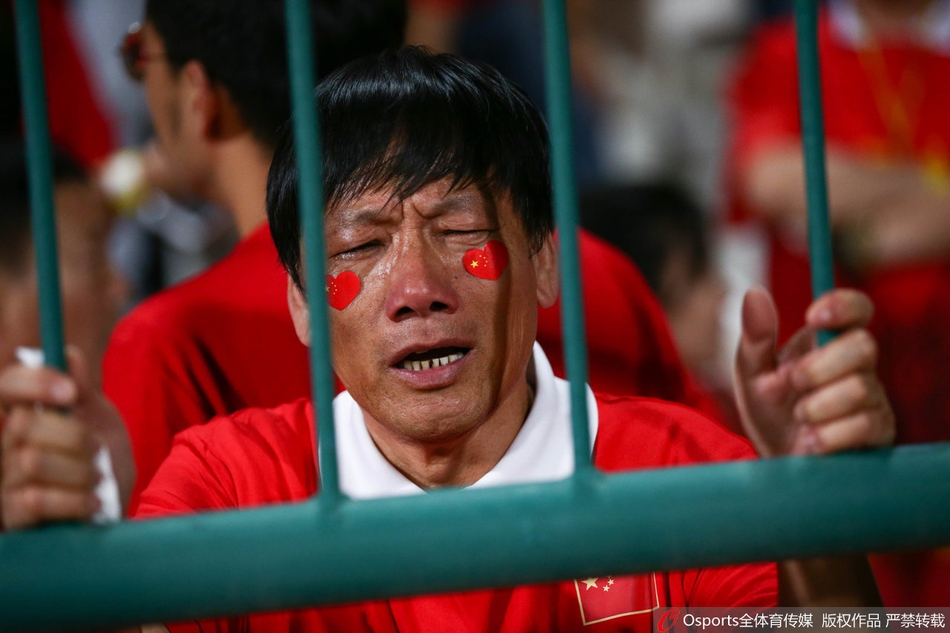 国足40强赛不敌叙利亚 球迷痛哭