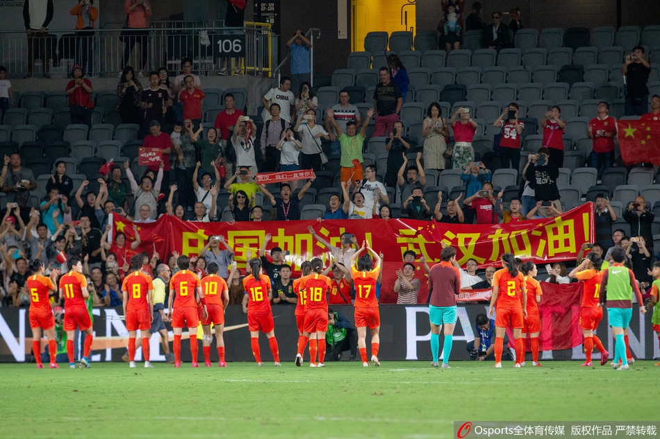 女足奥预赛赛场球迷打出武汉加油