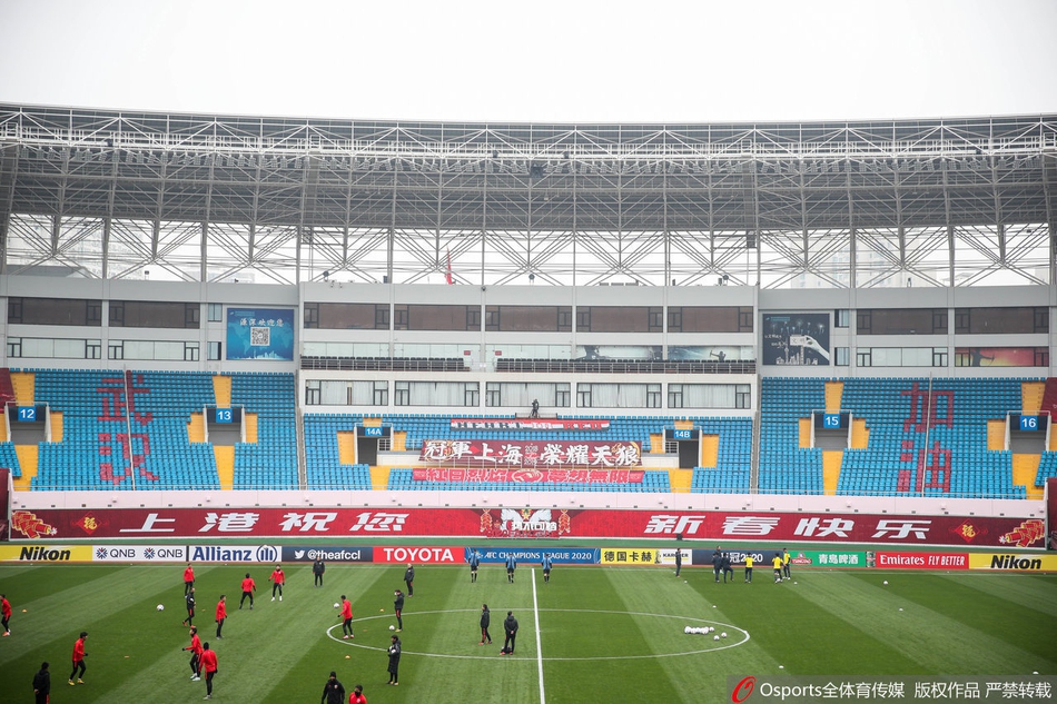 上港亚冠主场打出武汉加油