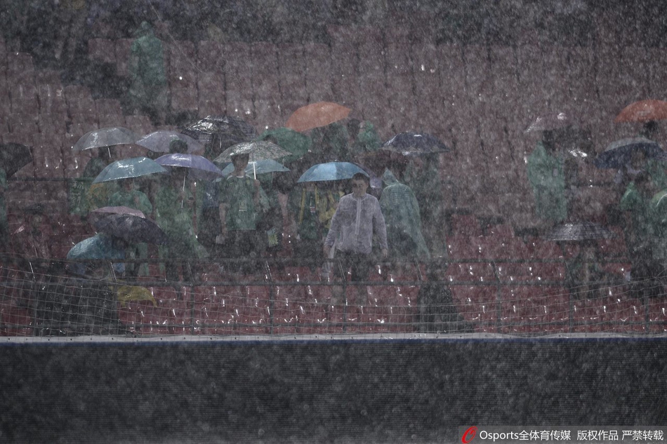 721大雨中的国安球迷