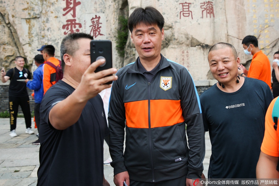 登泰山与球迷合影