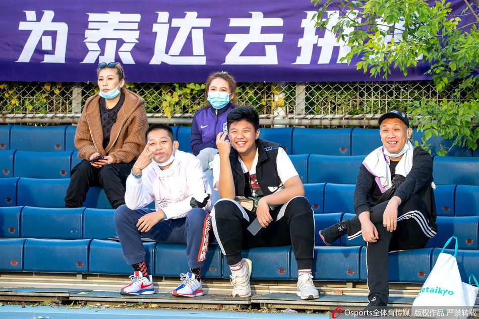 泰达球迷拉横幅督促球队训练