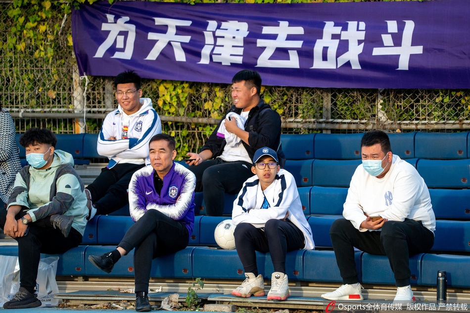 泰达球迷拉横幅督促球队训练