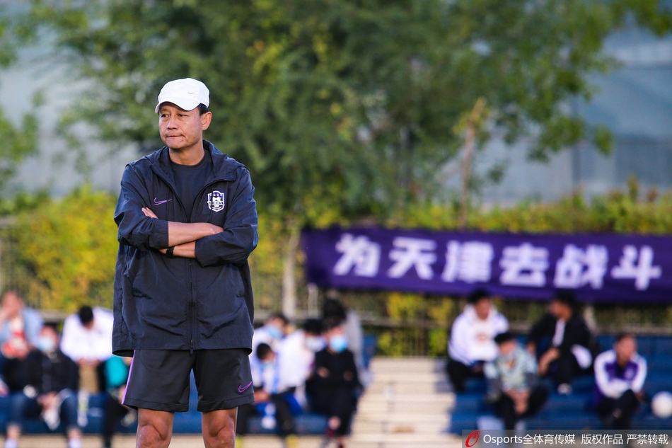 泰达球迷拉横幅督促球队训练