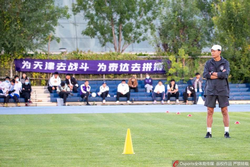 泰达球迷拉横幅督促球队训练