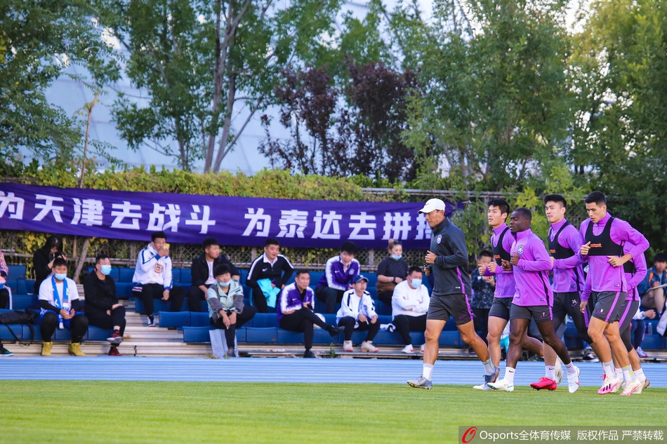 泰达球迷拉横幅督促球队训练