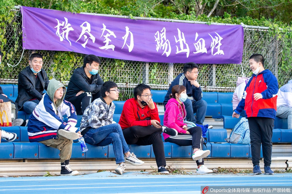 泰达球迷拉横幅督促球队训练