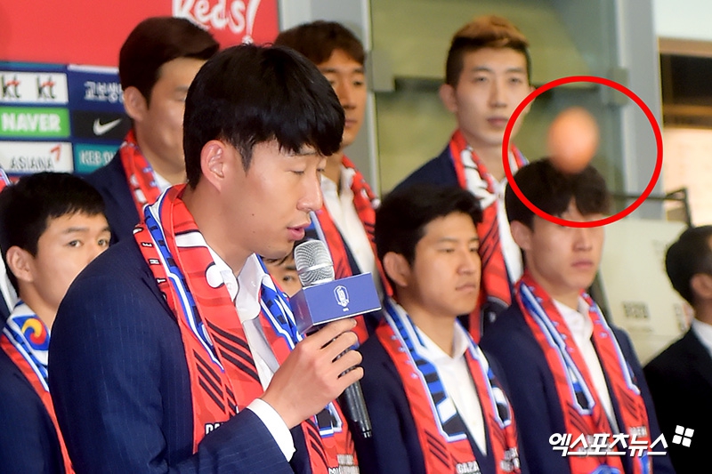 韩国队出局回国被球迷扔鸡蛋