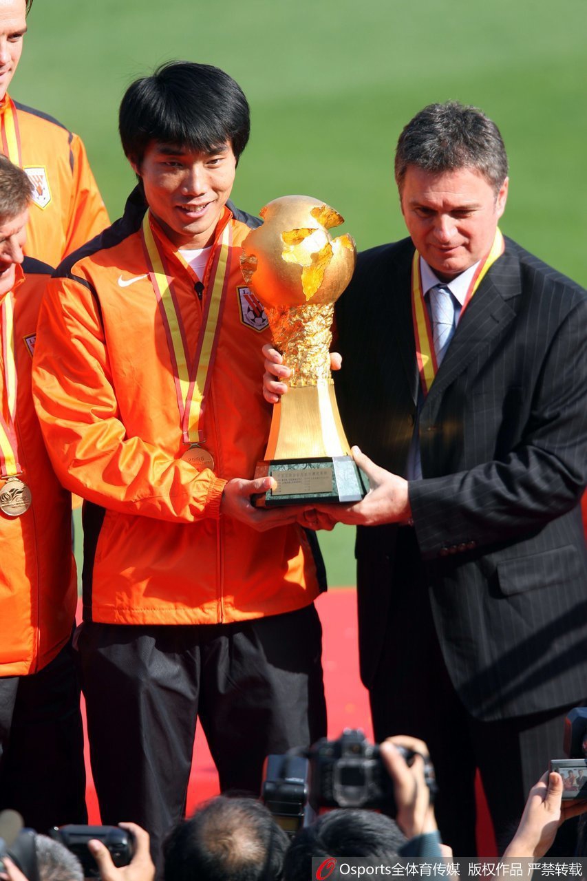 2006年 和图巴共举火神杯