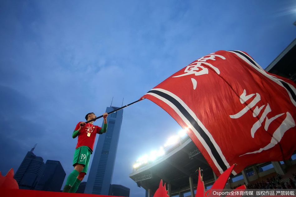 冯潇霆曾诚转投申花 那个曾经为恒大扛旗的人离开了